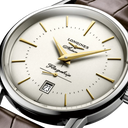 Longines Flagship Heritage Automatikuhr mit silbernem Zifferblatt und 38,5 mm breitem braunem Krokodillederarmband. 